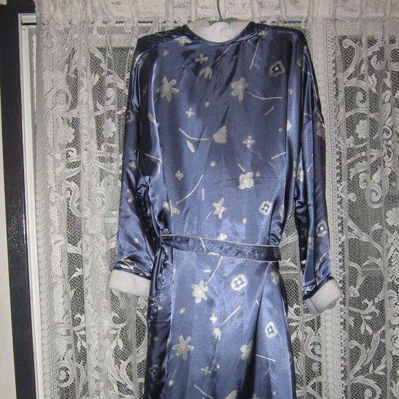 Ladies Blue and White Robe - Picture 2 of 6